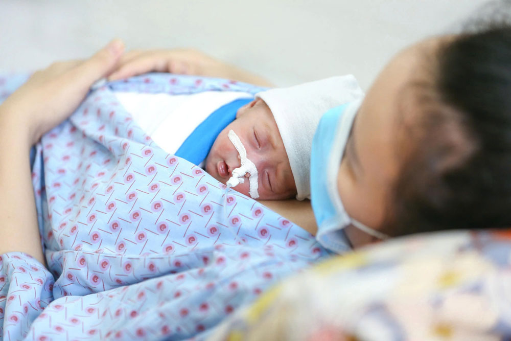 Mỗi bé sinh non là một “chiến binh” và bên em luôn có hơi ấm của cha mẹ cùng trái tim không biên giới của những y - bác sĩ