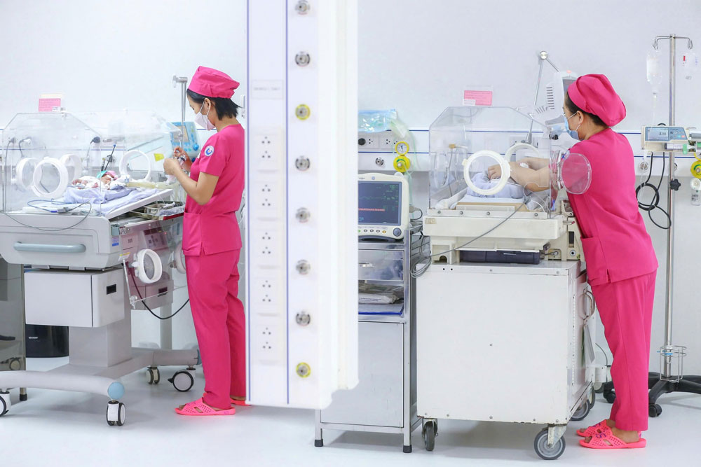 Trẻ sinh cực non được chăm sóc tại Đơn vị Hồi sức sơ sinh Bệnh viện Từ Dũ (TP HCM). Ảnh: HOÀNG TRIỀU