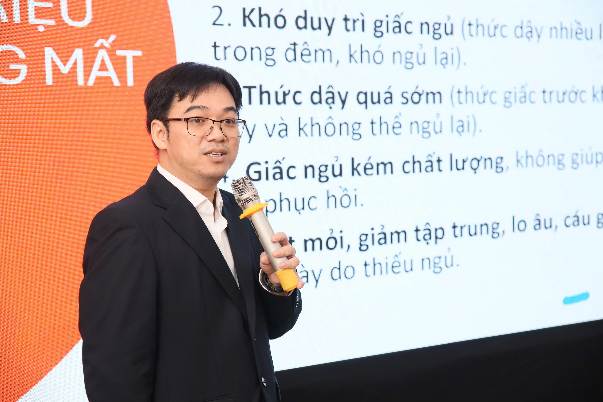 Nguy cơ sức khỏe từ việc lạm dụng thiết bị điện tử - Ảnh 1.