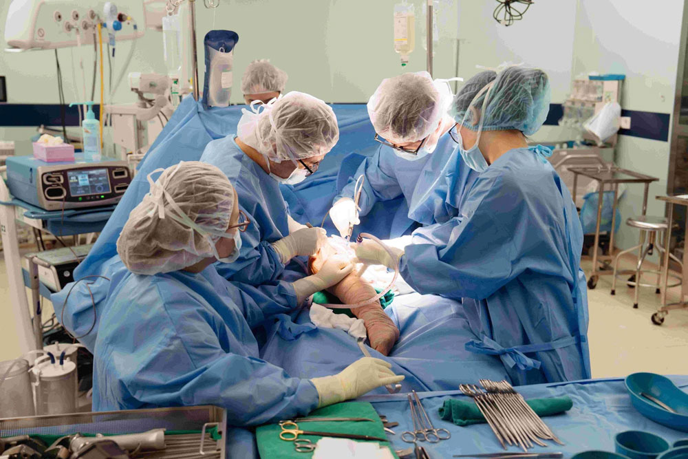 Cải tiến công nghệ y sinh: Thay thế xương đùi cho bệnh nhi tại Việt Nam - Ảnh 1.