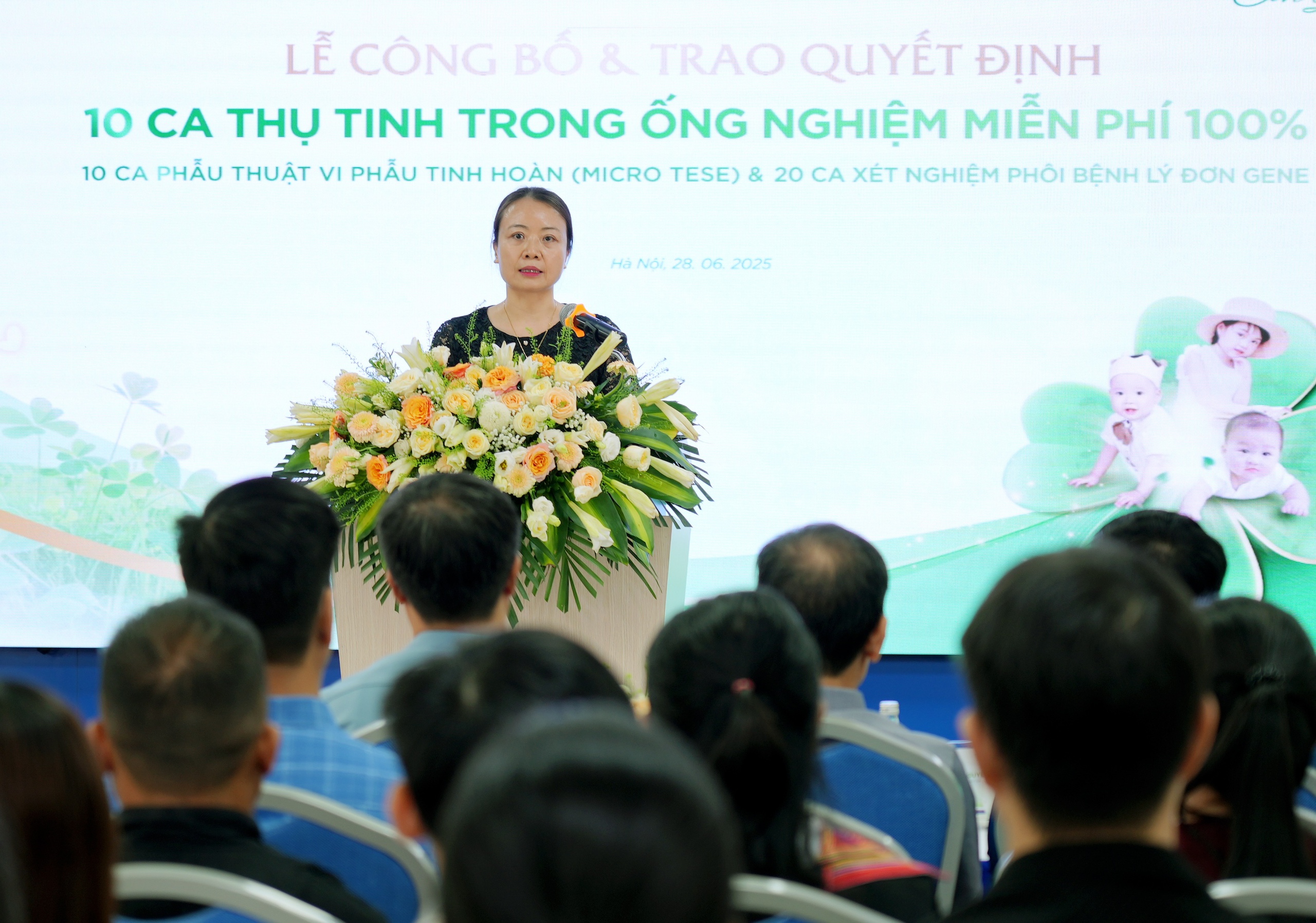 Cặp vợ chồng phụ hồ đón nhận niềm hạnh phúc sau 10 năm chờ đợi - Ảnh 2.