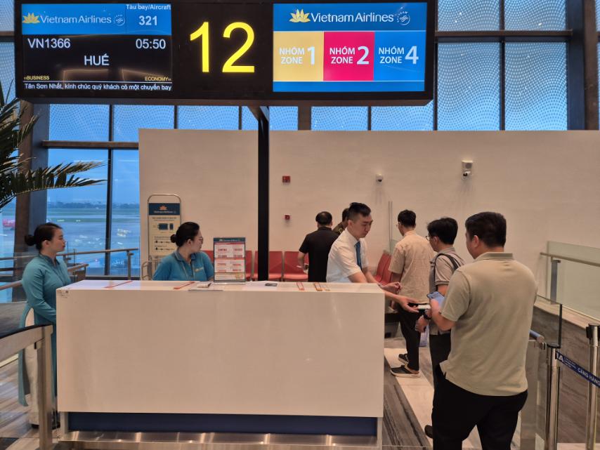 Chuyến bay mang trái tim từ TP HCM đến Huế - Ảnh 2.