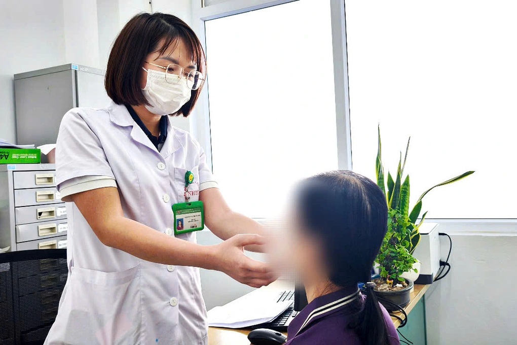 Sinh vật lạ dài gần 10 cm trong mắt người phụ nữ- Ảnh 2.