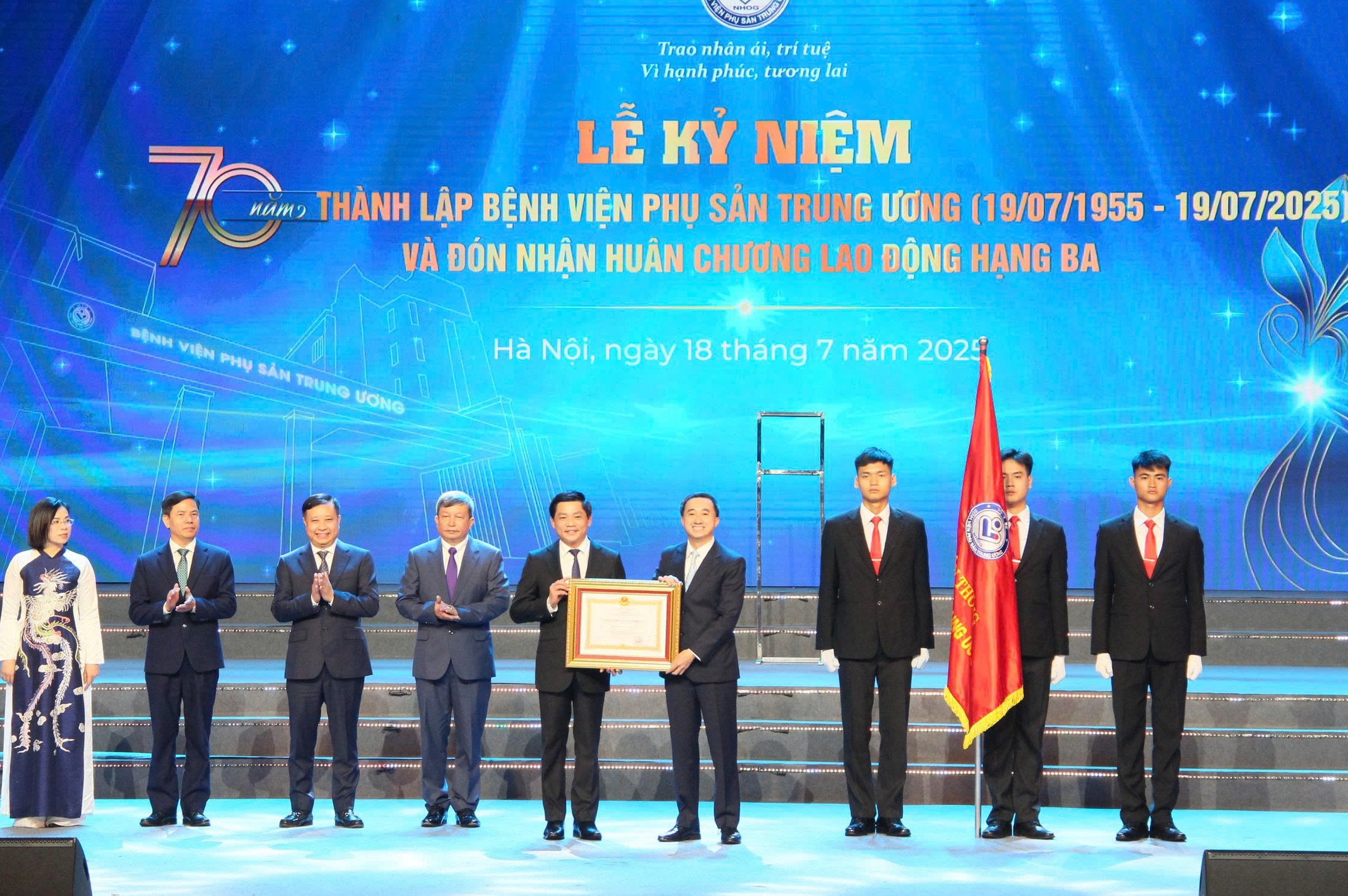 Bệnh viện Phụ sản Trung ương đón nhận Huân chương Lao động hạng Ba - Ảnh 1.