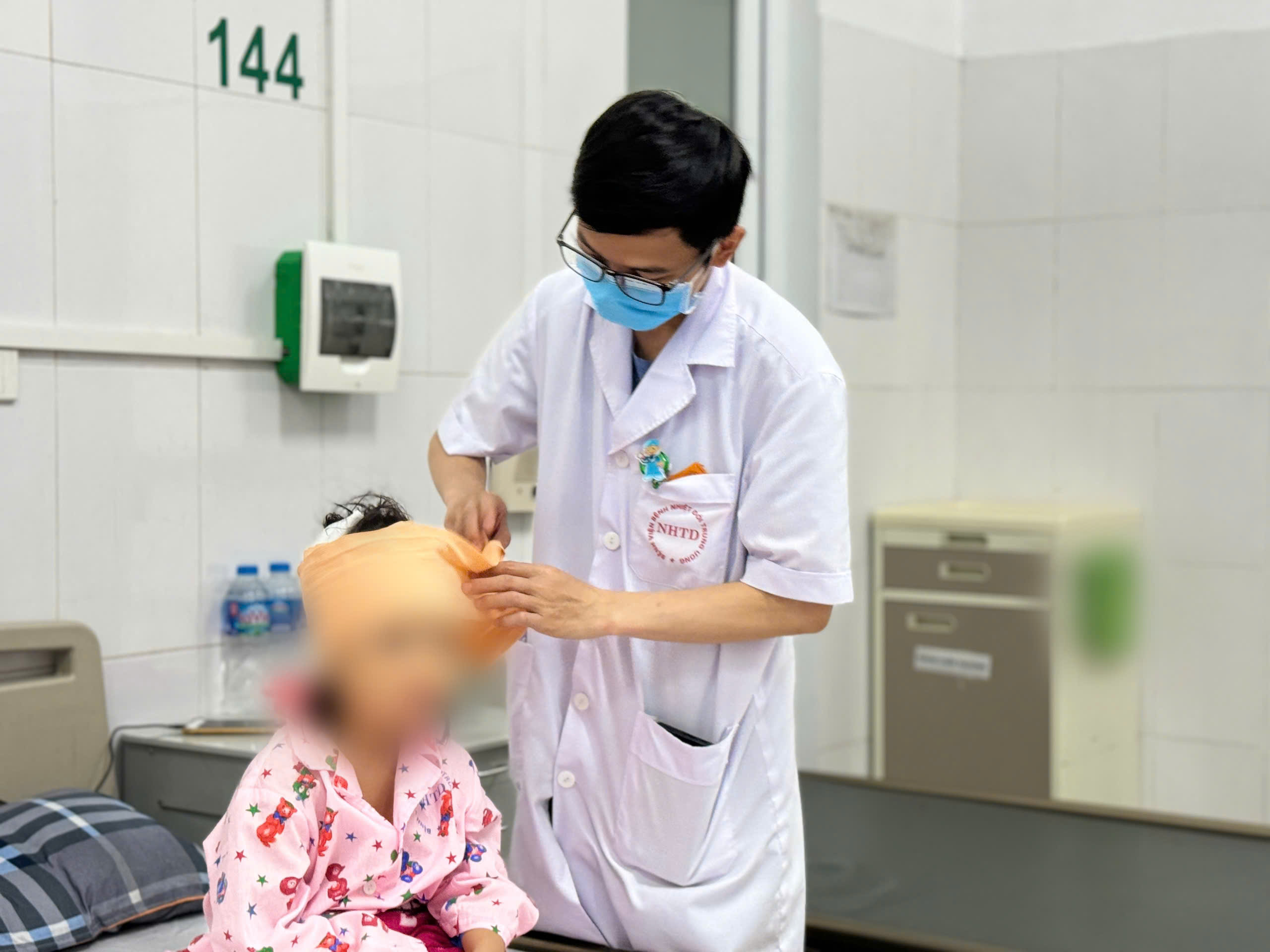 Bé gái 5 tuổi bị chó nhà cắn vào đầu, phải khâu 10 mũi - Ảnh 1.