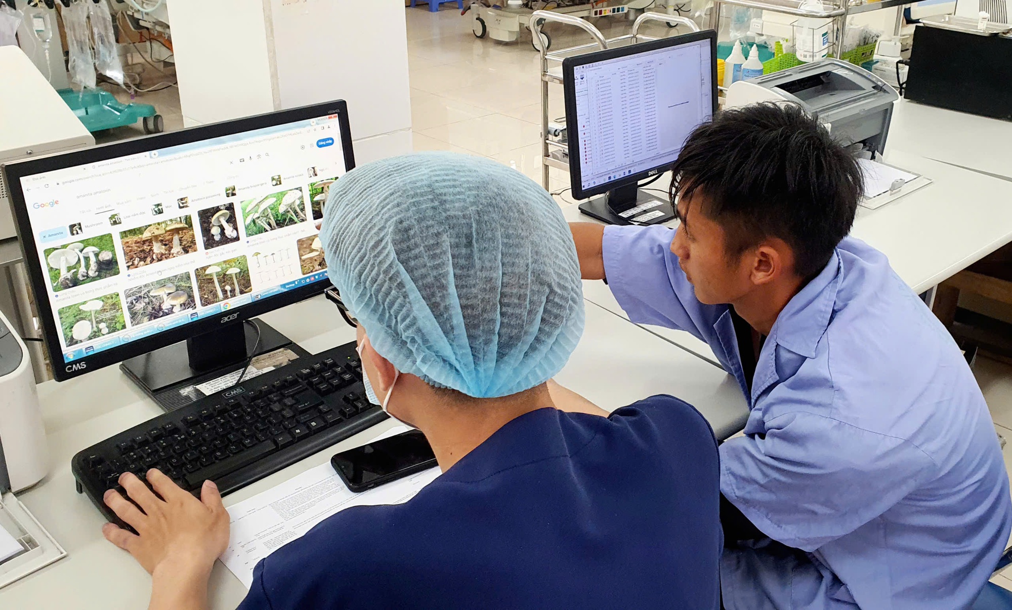 Cặp vợ chồng trẻ hôn mê sau bữa ăn với nấm độc - Ảnh 1.