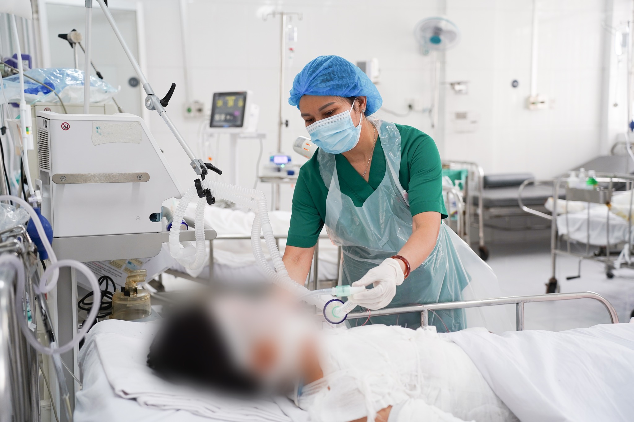 Nguyên nhân khiến hai nạn nhân vụ cháy chung cư Viễn Đông bị bỏng nhẹ nhưng tình trạng nguy kịch - Ảnh 1.