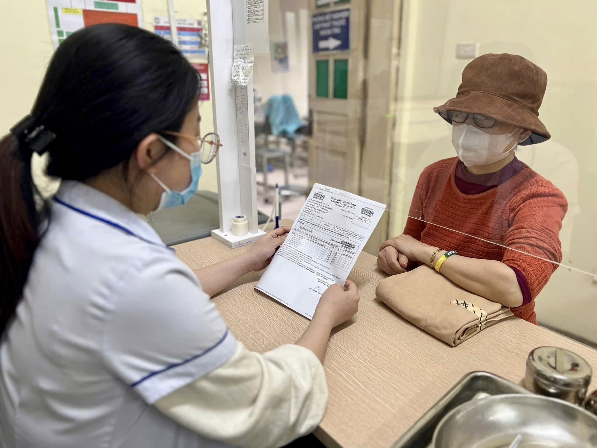 Ngày mai, những trường hợp tự đi khám, chữa bệnh trái tuyến được hưởng 100% BHYT - Ảnh 1.