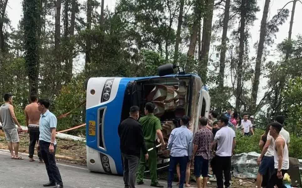 Tai nạn xe khách tại Tam Đảo: Nhiều người thương vong - Ảnh 2.