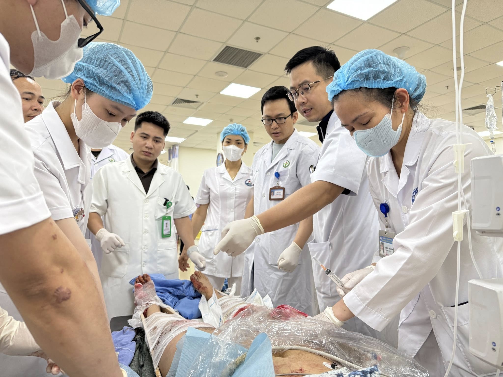 Tai nạn xe khách tại Tam Đảo: Nhiều người thương vong - Ảnh 1.