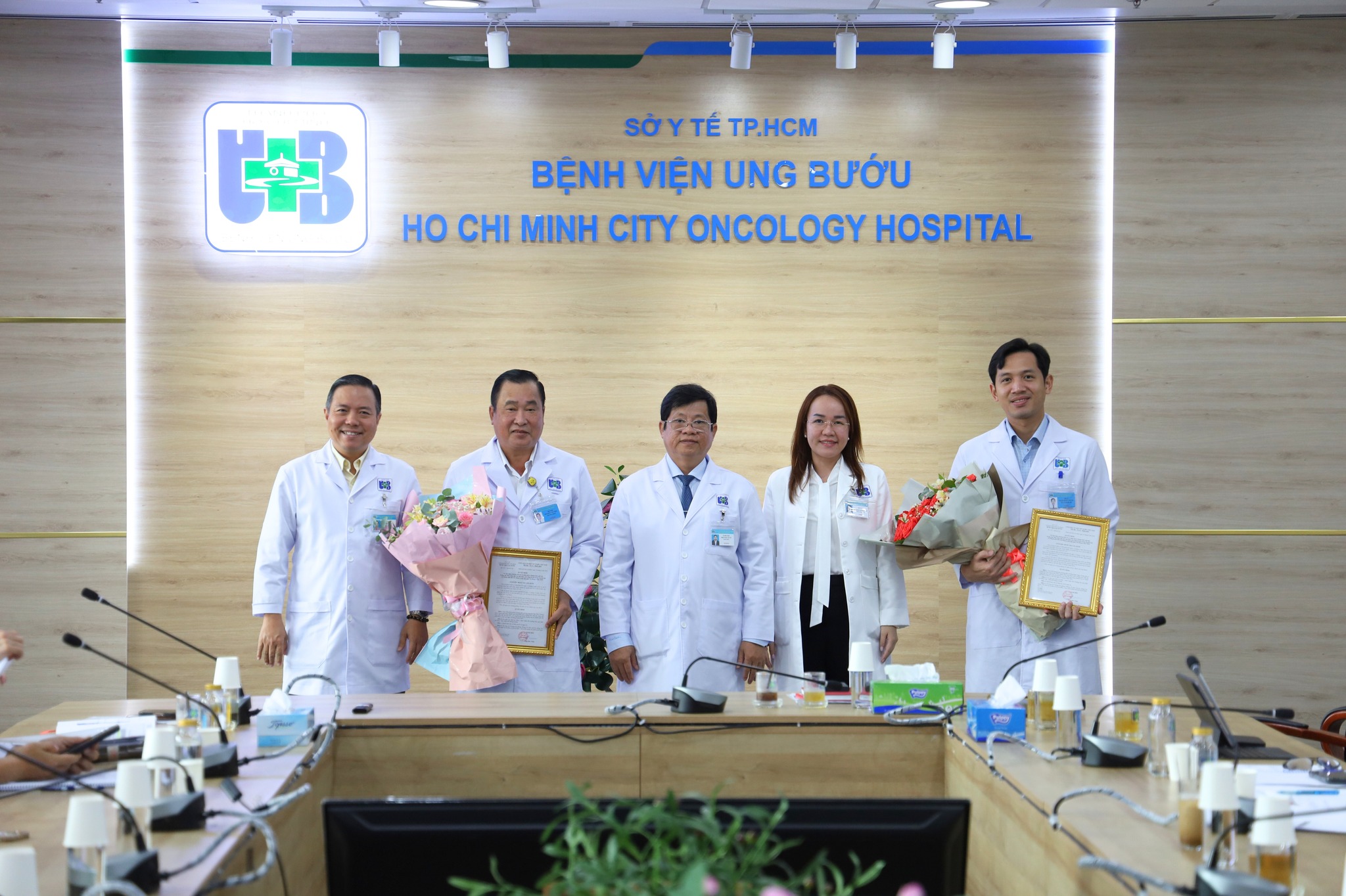 Hai bác sĩ được khen thưởng - Ảnh 2.