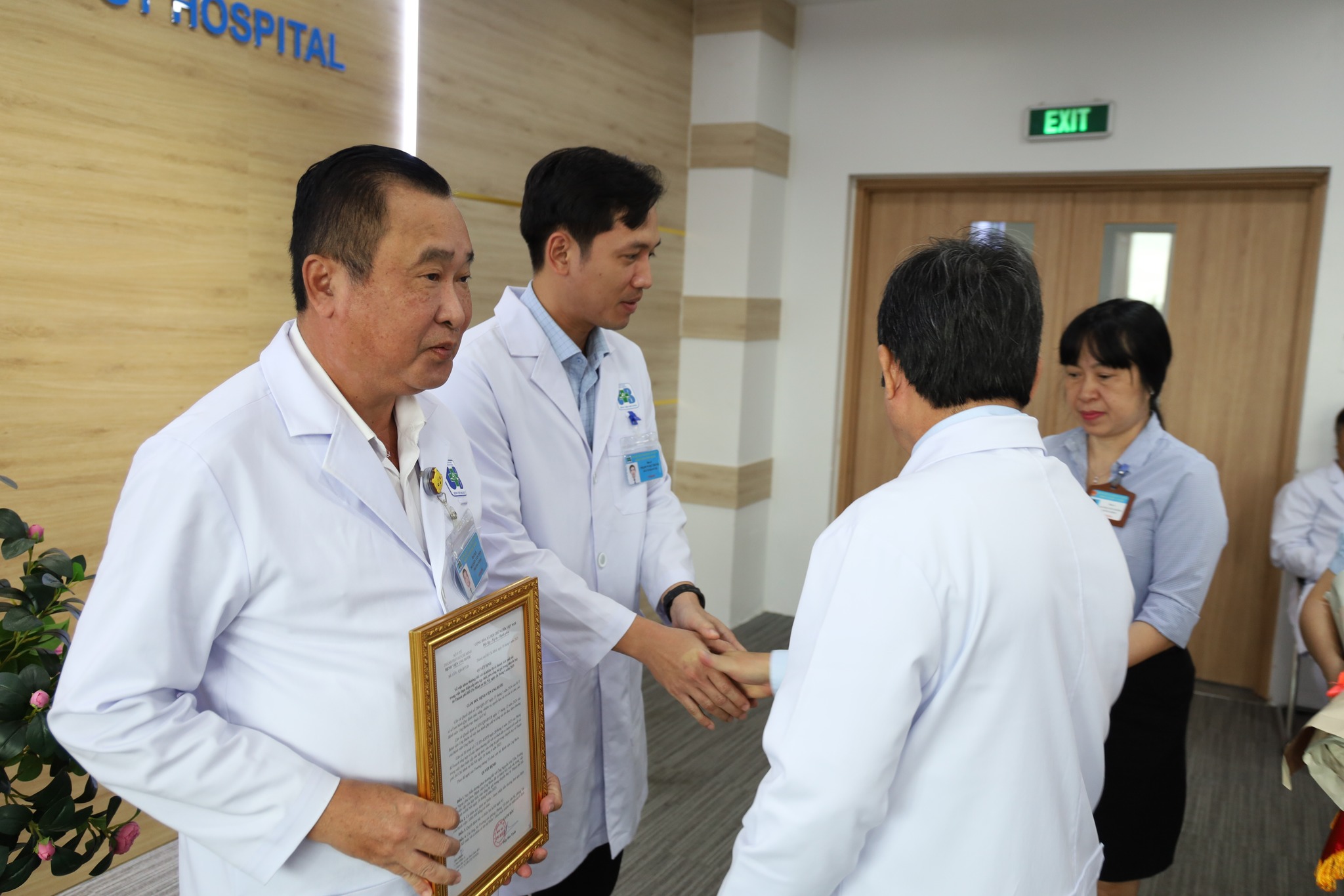 Hai bác sĩ được khen thưởng - Ảnh 1.