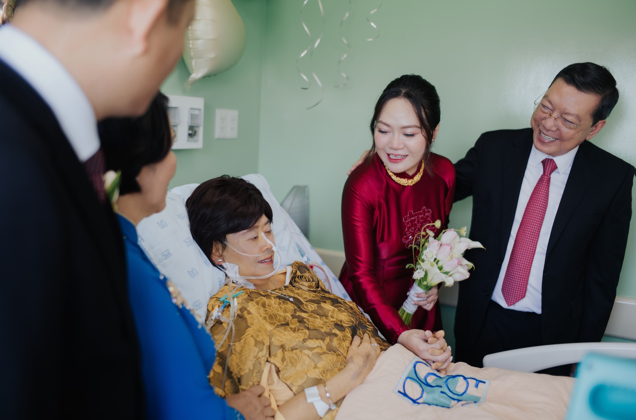 Lễ cưới ý nghĩa bên giường bệnh - Ảnh 1.