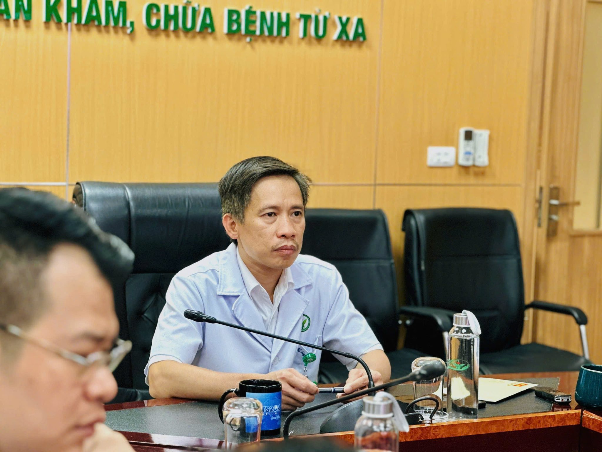 Cán bộ xã gặp nguy hiểm sau sự cố ô tô rơi khỏi cầu treo - Ảnh 1.