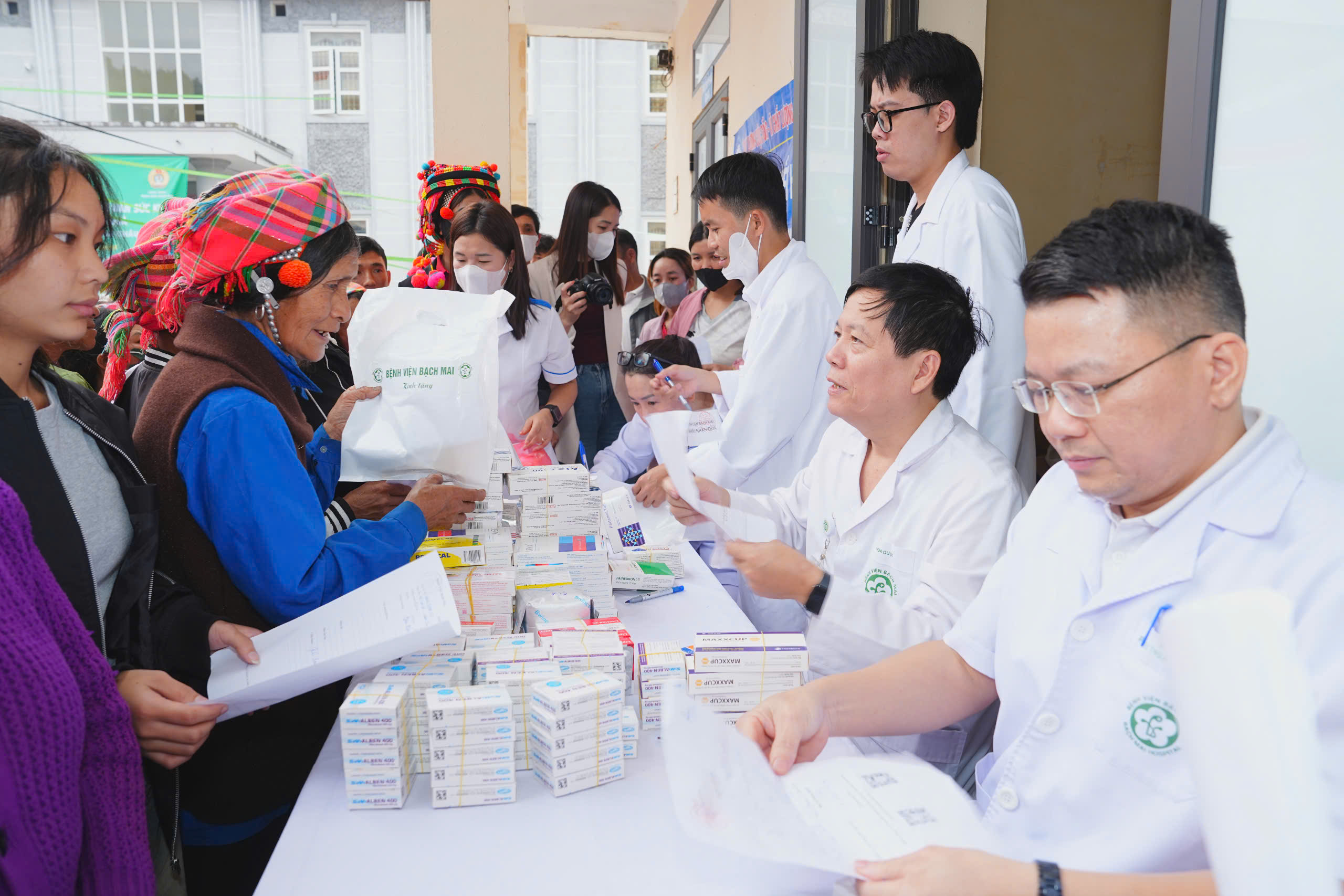 Phát thuốc miễn phí cho người dân sau khi thăm khám