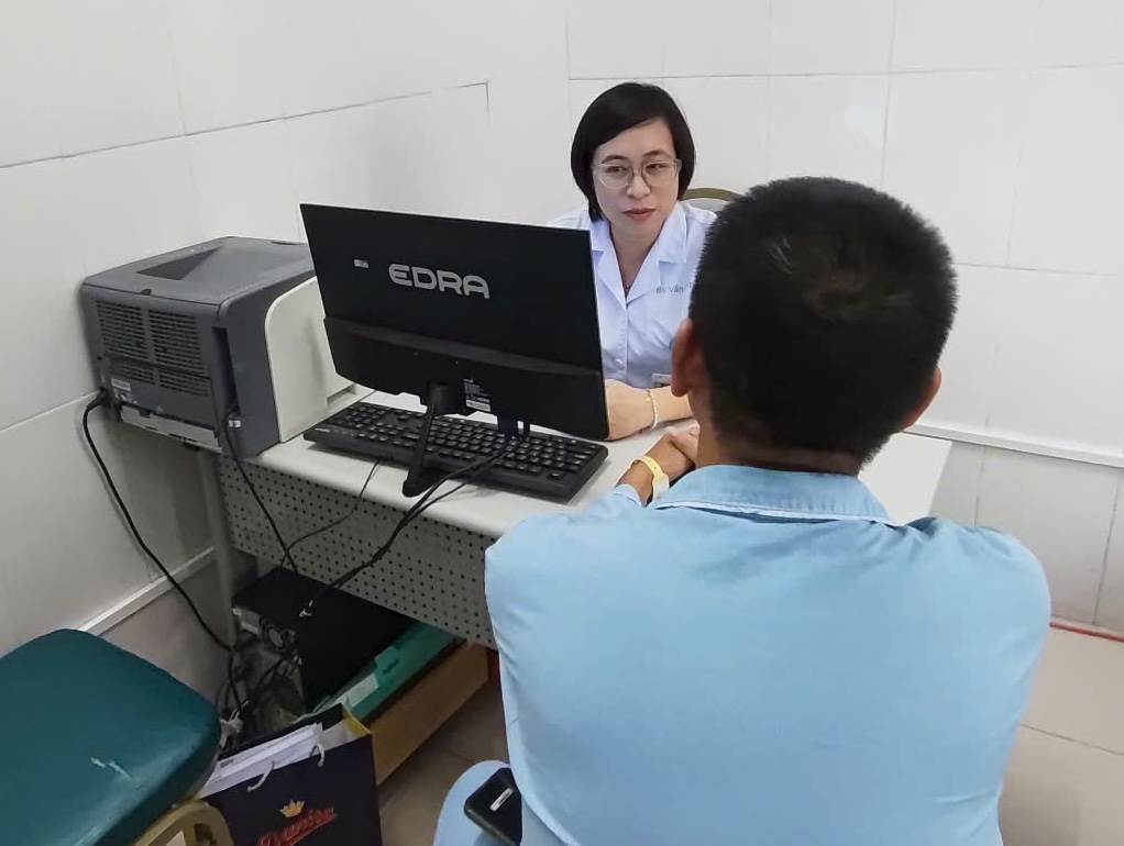 Người đàn ông đối mặt với trầm cảm do rối loạn cương dương kéo dài - Ảnh 1.