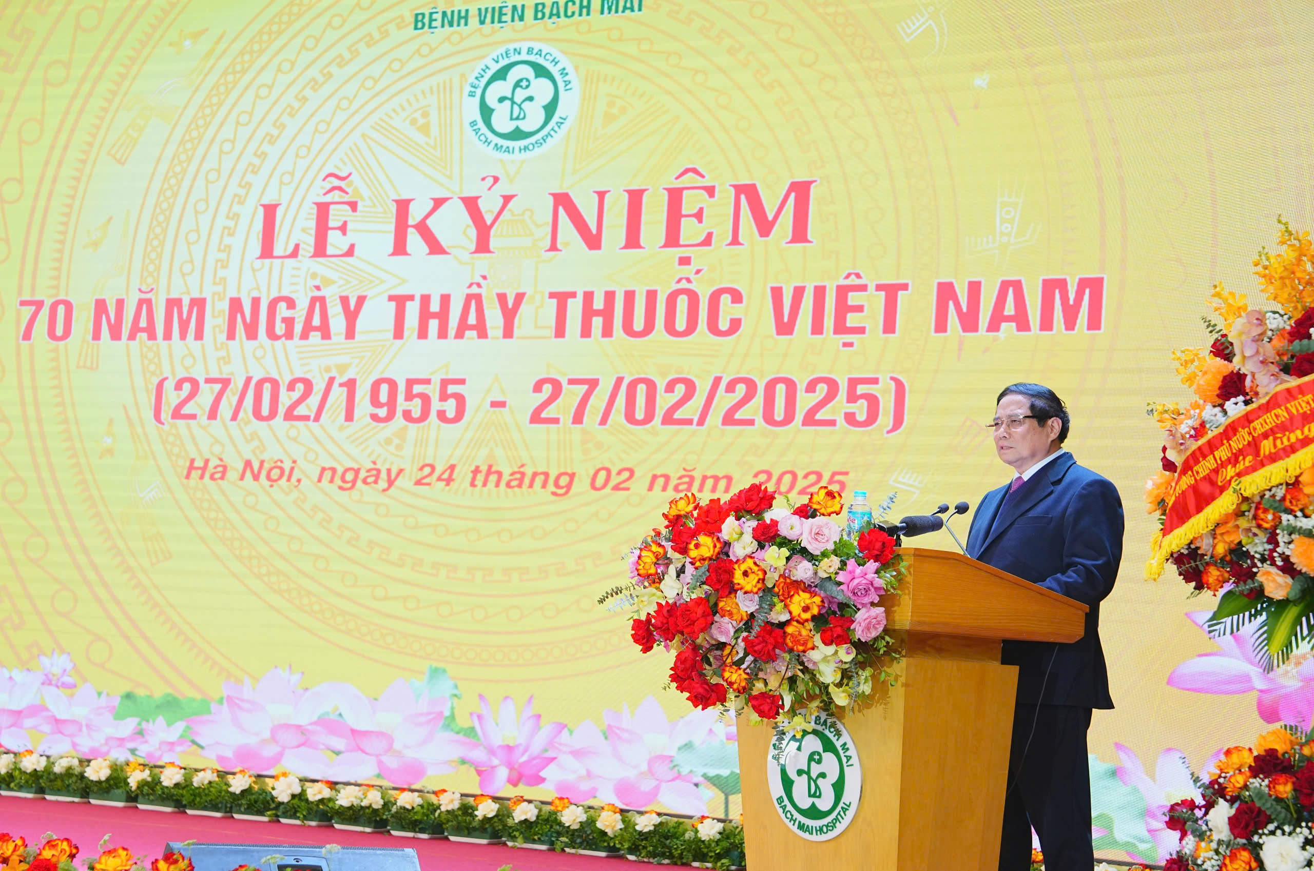 Thủ tướng yêu cầu khẩn trương xây dựng chính sách đặc biệt cho nhân viên y tế - Ảnh 2.