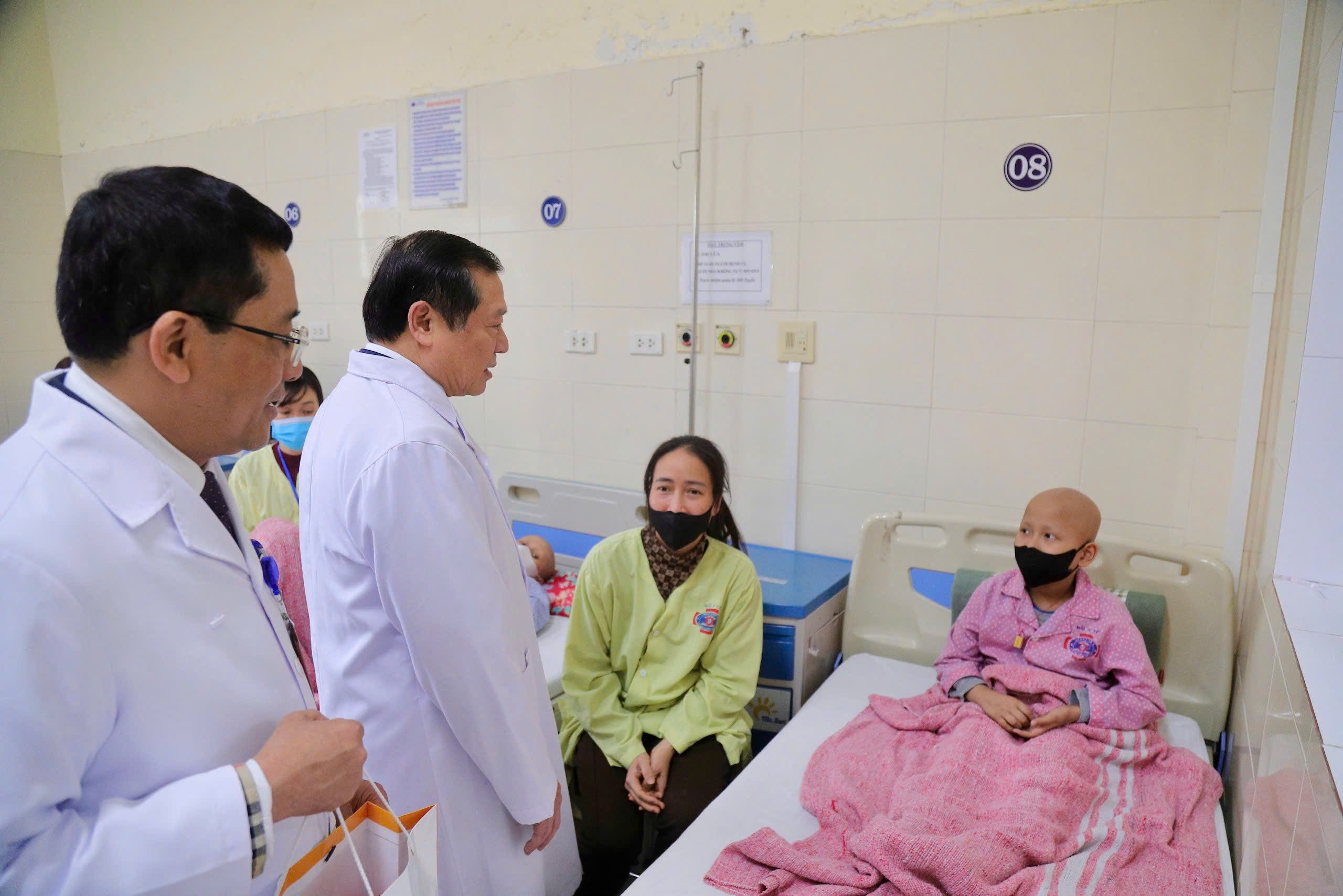 Thủ tướng yêu cầu khẩn trương xây dựng chính sách đặc biệt cho nhân viên y tế - Ảnh 4.