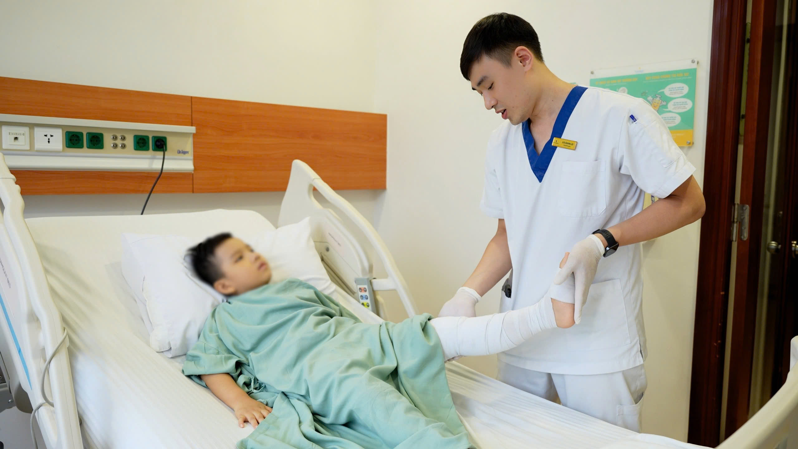 Lần đầu thay toàn bộ xương đùi cho trẻ ung thư bằng vật liệu in 3D - Ảnh 2.