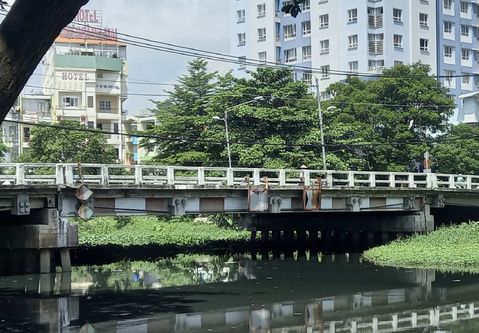 TP HCM: Bé sơ sinh bỏ rơi trong túi nilon ở cầu Chu Văn An hiện ra sao?- Ảnh 1.