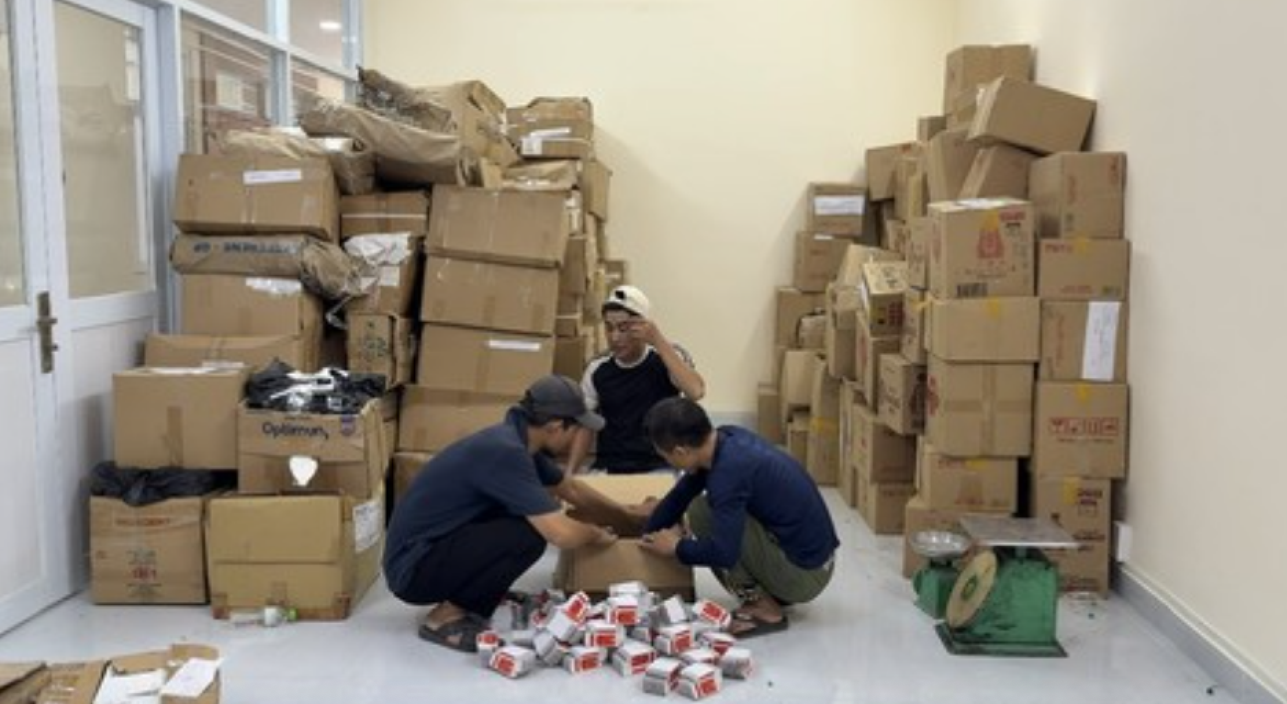 Phát hiện đường dây sản xuất dầu gió, kem dưỡng giả ngành y tế khẩn trương rà soát - Ảnh 1.