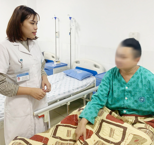 Tai nạn do trụ bê tông đổ sập, người đàn ông bị thương nặng - Ảnh 2.