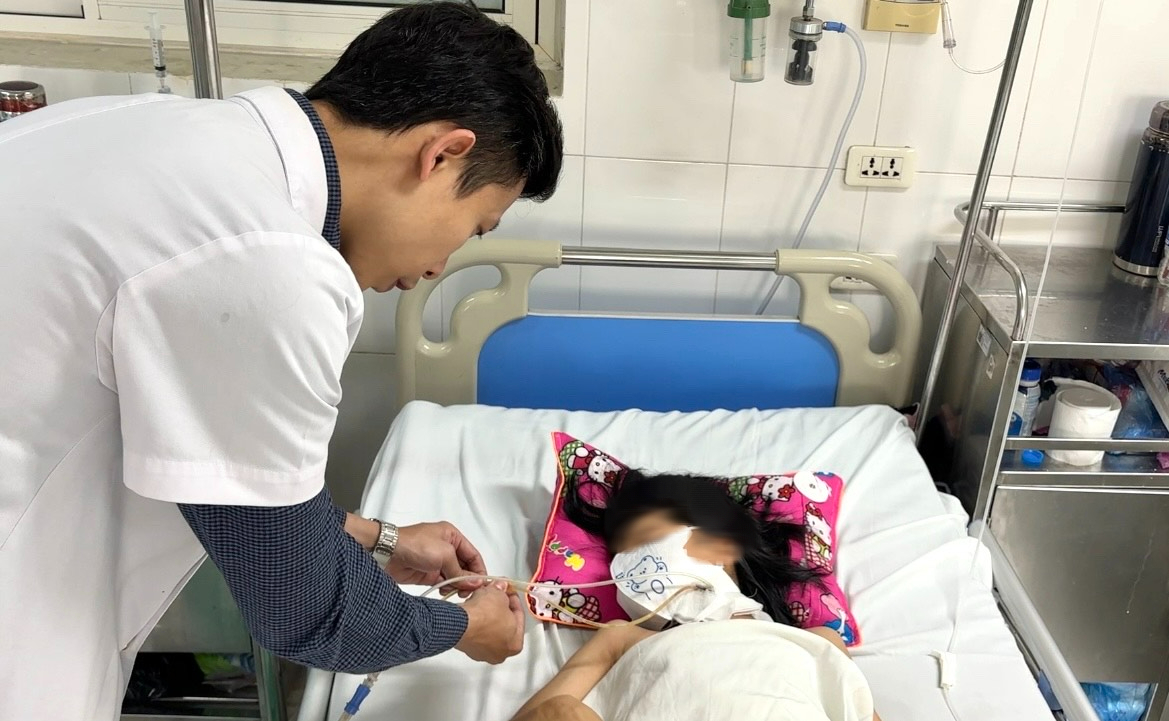 Bé gái bị chó nhà nuôi 12 năm cắn thủng thực quản- Ảnh 1.