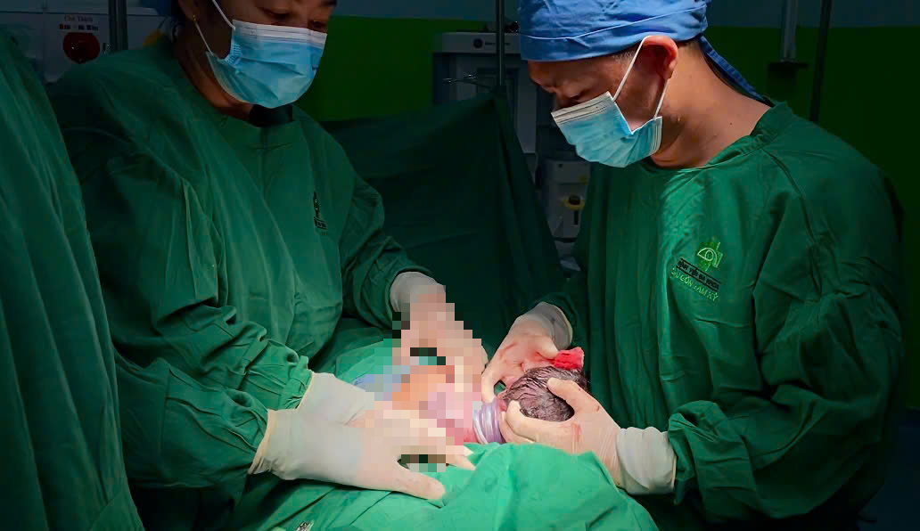 Bé gái ở Quảng Nam ra đời với dây rốn quấn cổ 4 vòng - Ảnh 1.