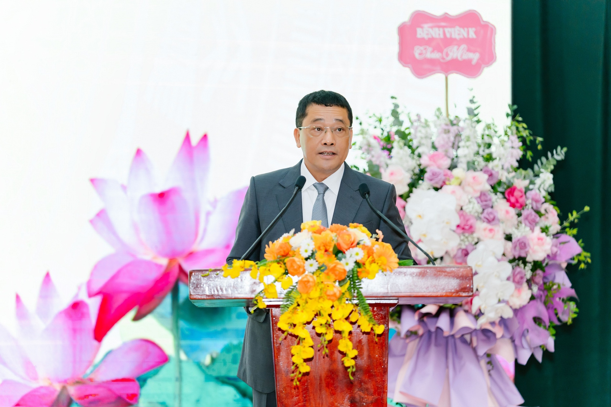 Bổ nhiệm giám đốc Bệnh viện chuyên khoa ung bướu - Ảnh 2.
