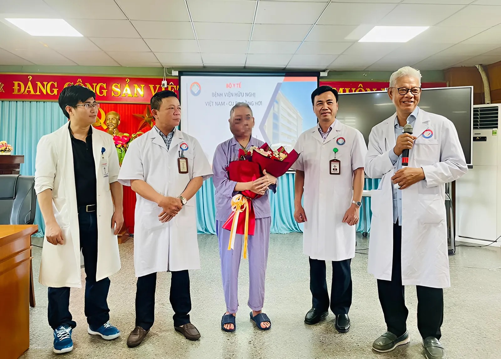 Cuộc phẫu thuật kéo dài 8 giờ cứu sống bệnh nhân mắc khối u máu khổng lồ tại Quảng Bình - Ảnh 1.