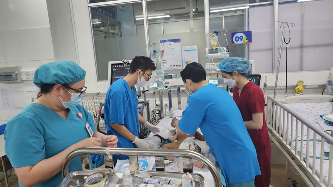 Trẻ mắc bệnh sởi nặng đang điều trị tại Khoa Hồi sức Nhiễm - Bệnh viện Nhi Đồng 1 (TP HCM) Ảnh: HẢI YẾN