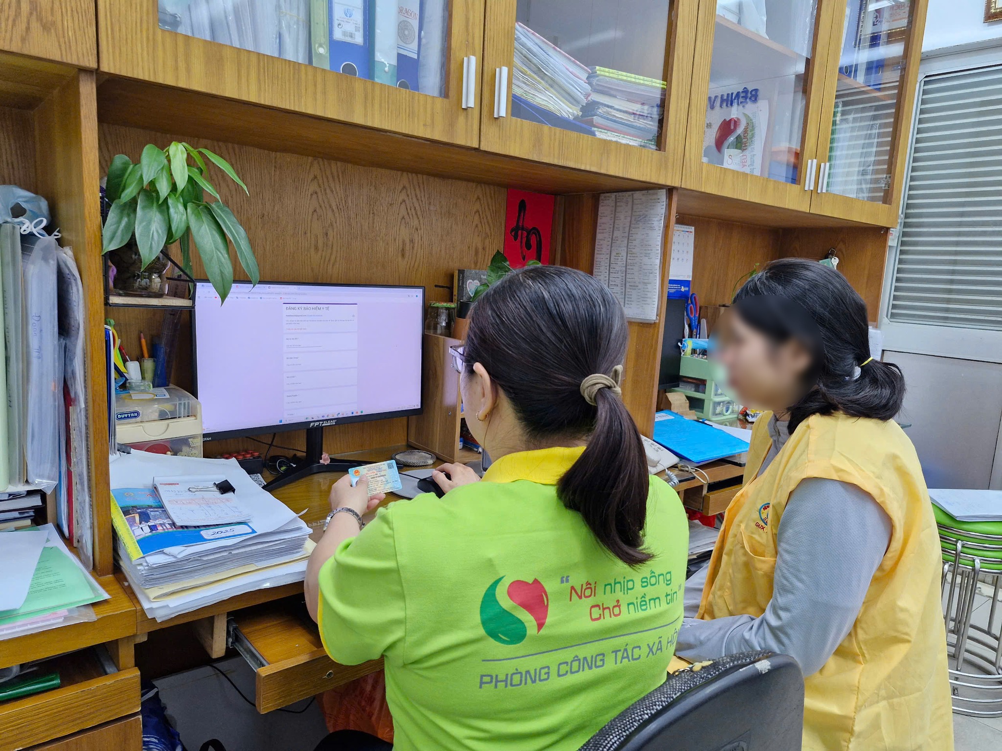 Bệnh viện Chợ Rẫy hỗ trợ mua BHYT cho người bệnh - Ảnh 1.