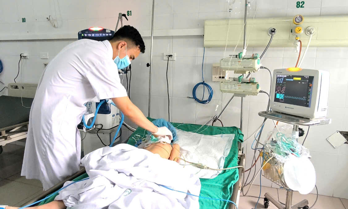 Vết thương nhỏ khi vui chơi khiến bé gái nguy kịch- Ảnh 1.