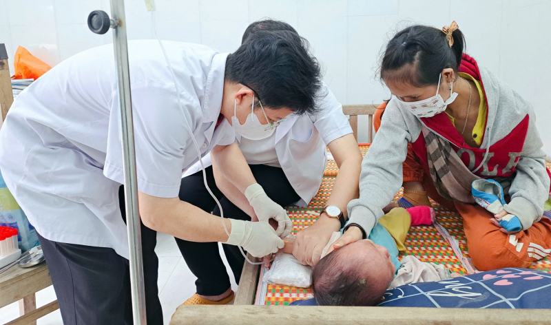 Hai trẻ em tử vong do sốt phát ban, Bộ Y tế có những thông tin gì?- Ảnh 1.