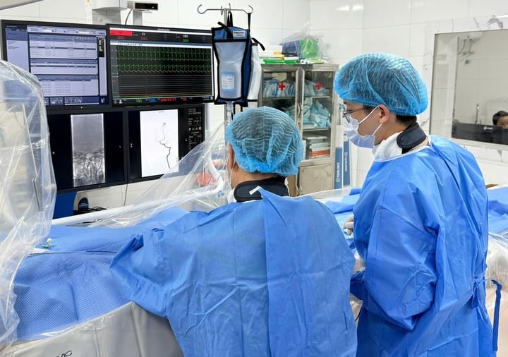 Bé trai 13 tuổi đột quỵ khi đang đi đường- Ảnh 2.