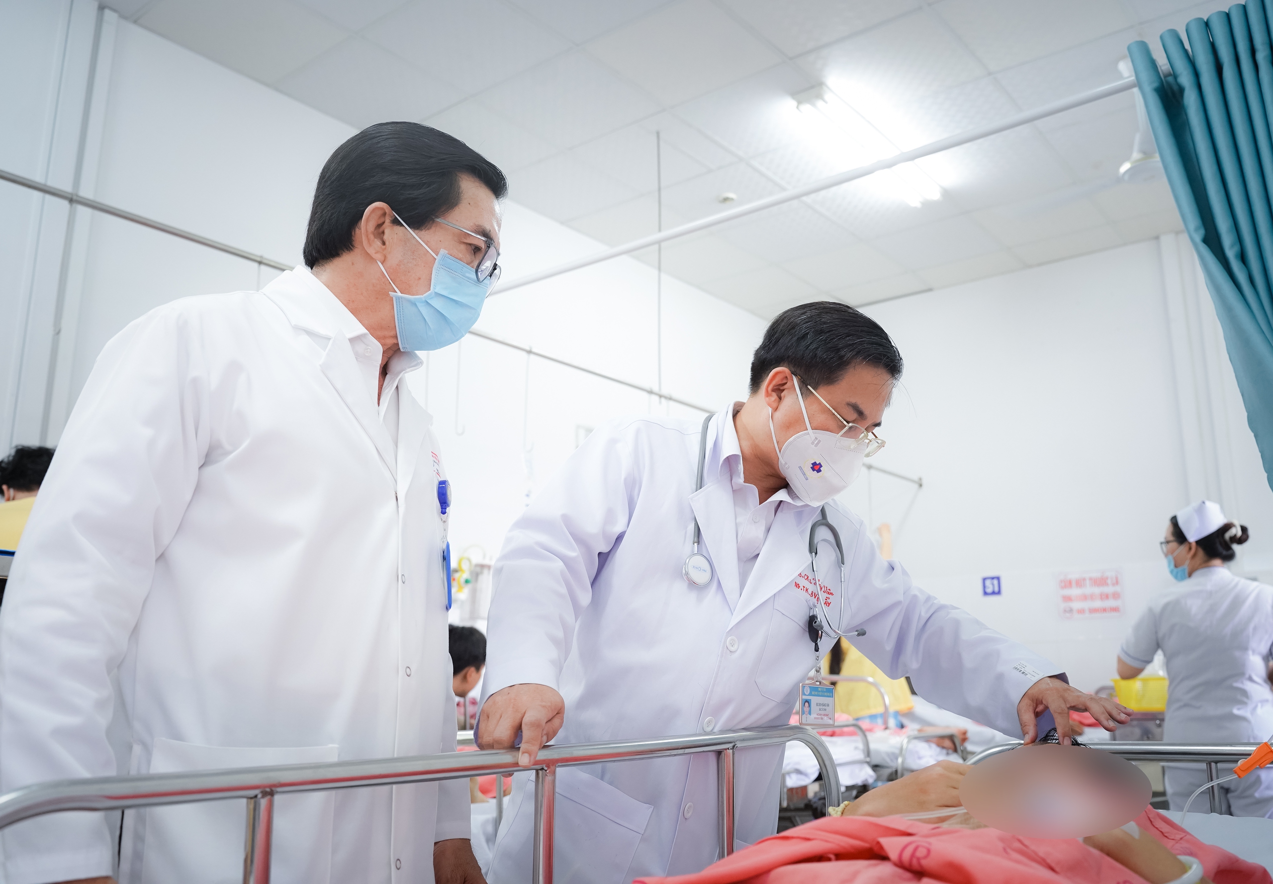 Tai nạn giao thông nghiêm trọng của đoàn hành hương, một phụ nữ mất chân - Ảnh 2.