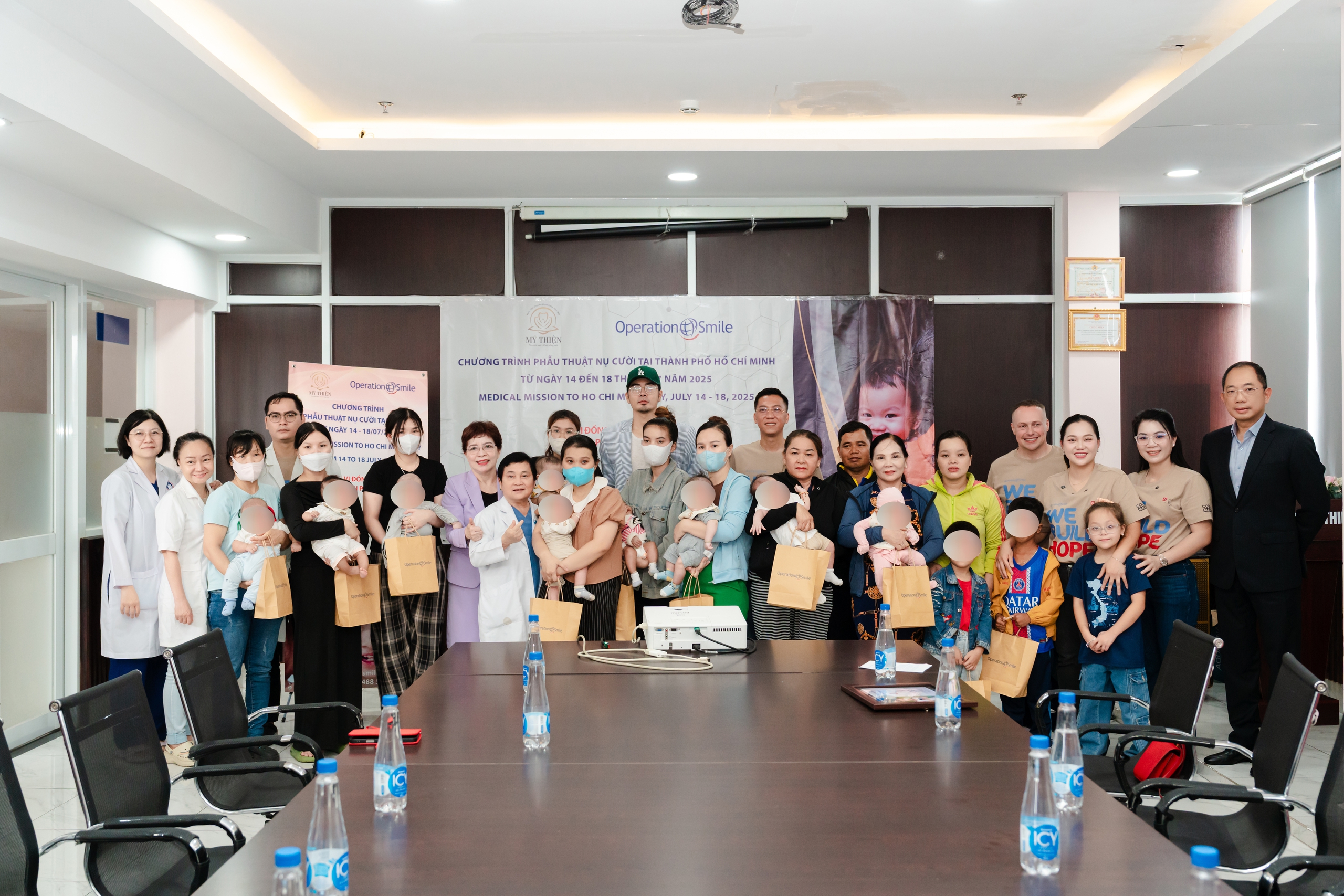 Người mẹ Việt từ Mỹ trở về mang lại nụ cười cho 50 trẻ em khuyết tật - Ảnh 1.