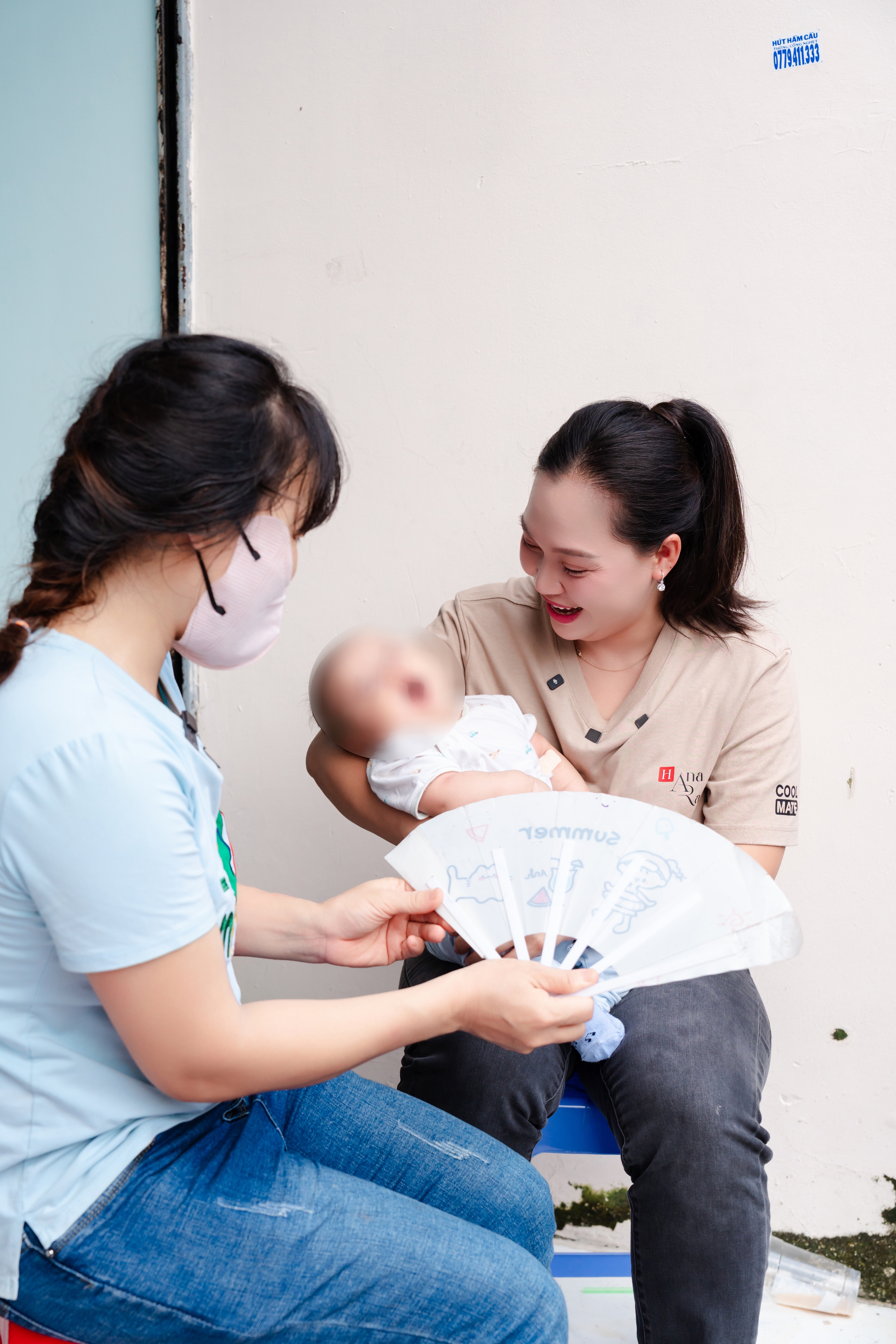 Người mẹ Việt từ Mỹ trở về mang lại nụ cười cho 50 trẻ em khuyết tật - Ảnh 2.