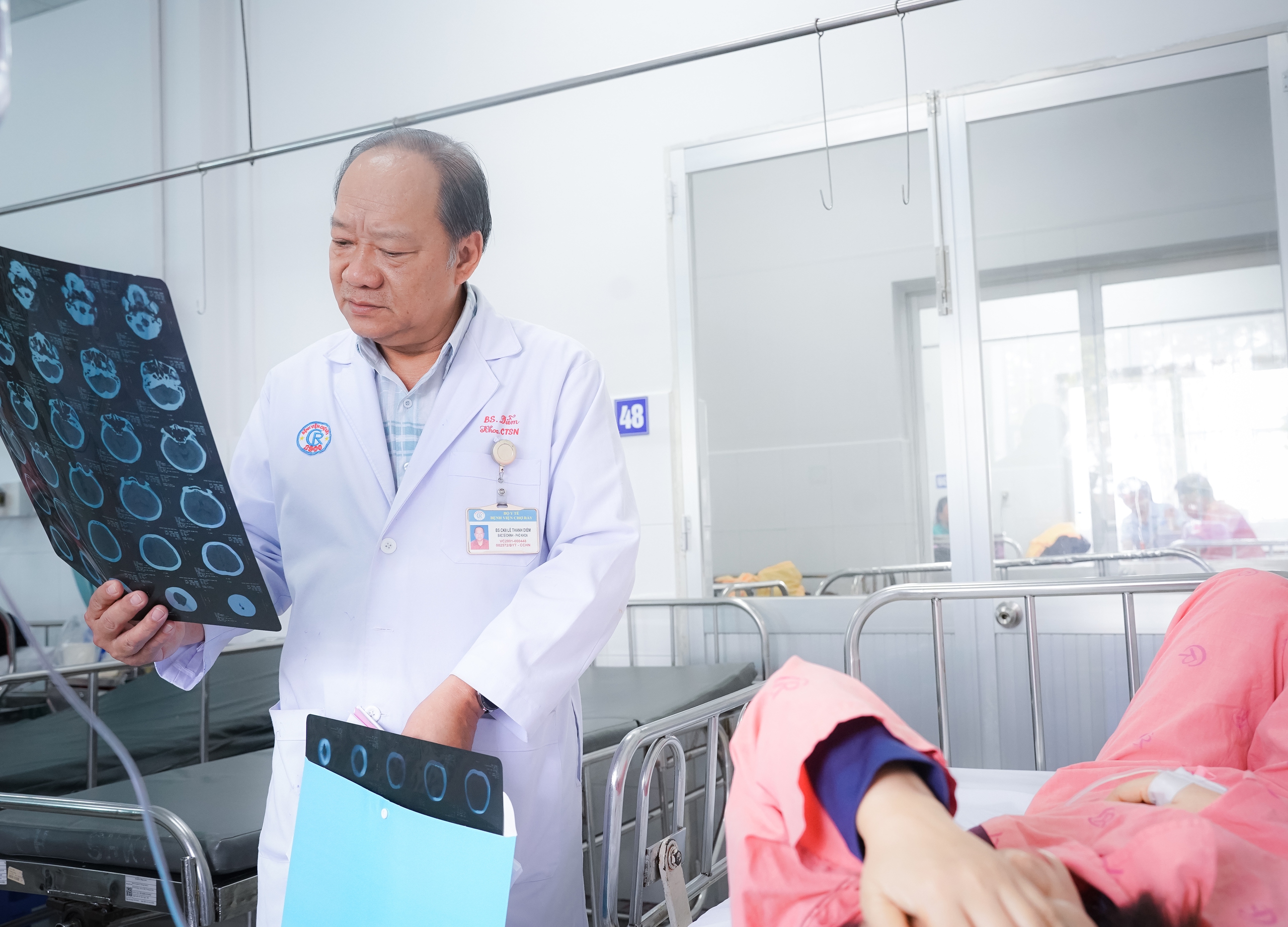 Tình hình sức khỏe của hai nạn nhân trong vụ tai nạn trên cao tốc Vĩnh Hảo - Dầu Giây hiện ra sao? - Ảnh 1.