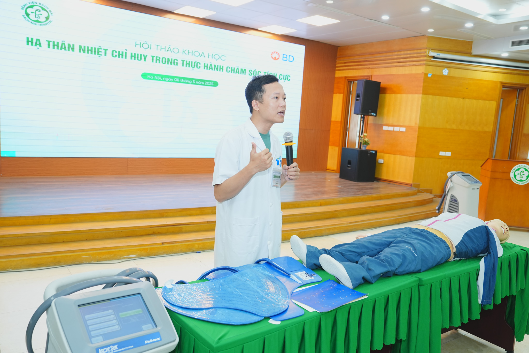 Lãnh đạo bệnh viện lớn nhất miền Bắc nói về "hàng rào" bảo vệ nhân viên y tế- Ảnh 3.