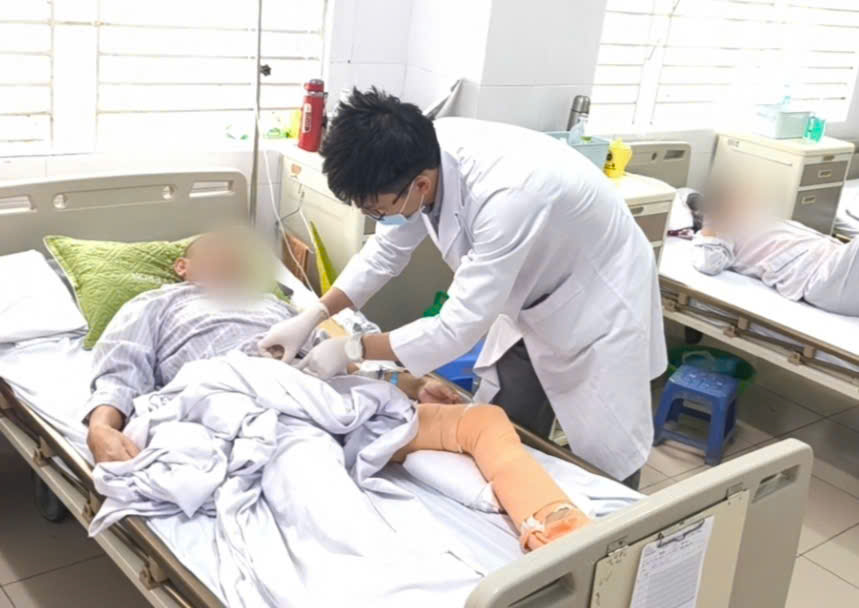 Người lái tàu biển gặp nguy hiểm do vi khuẩn gây hoại tử - Ảnh 3.