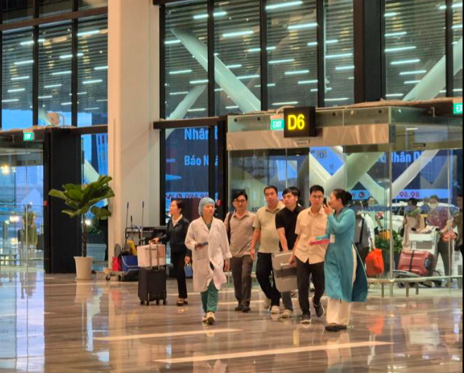 Chuyến bay mang trái tim từ TP HCM đến Huế - Ảnh 1.