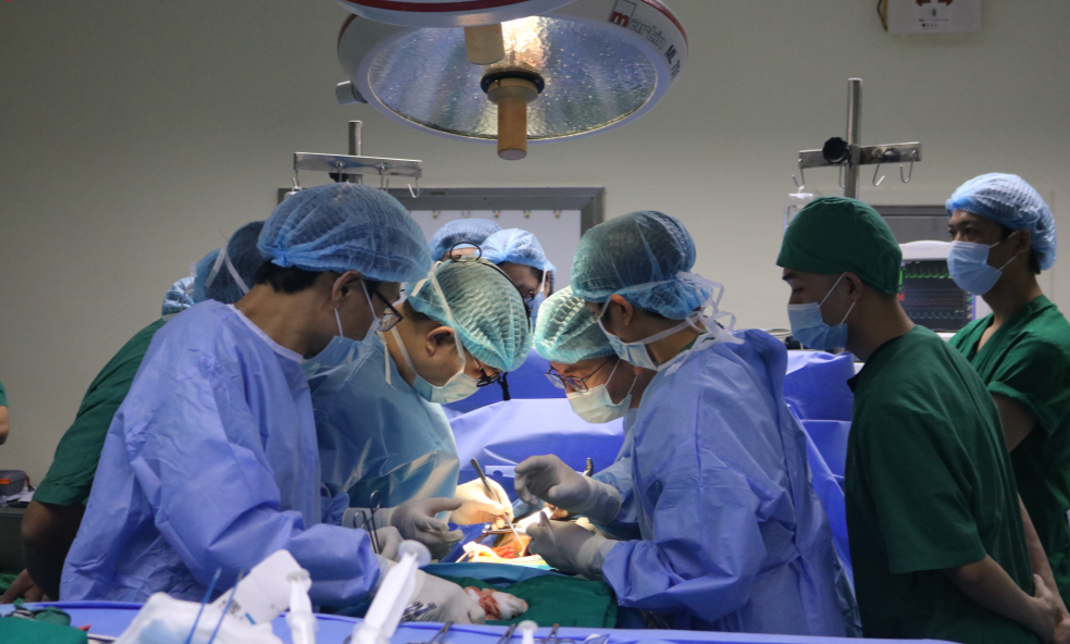 Bệnh viện tỉnh đồng loạt thực hiện hai ca ghép thận từ người hiến chết não- Ảnh 2.
