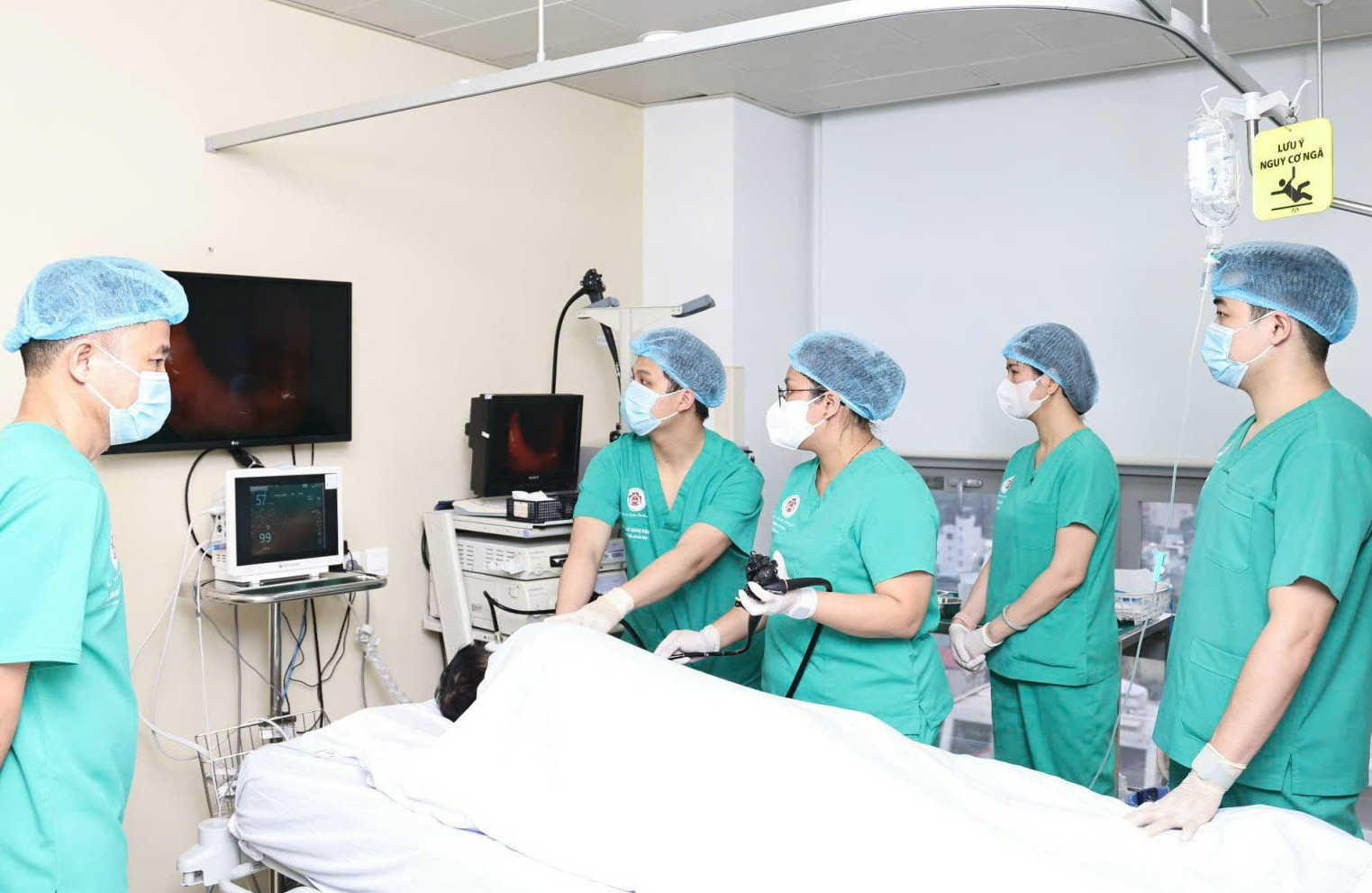 Cô gái 19 tuổi gặp sự cố với khuyên lưỡi trong lúc ăn - Ảnh 2.
