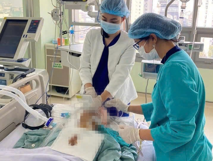 Cụ ông gặp sự cố khi đang dự tiệc - Ảnh 1.