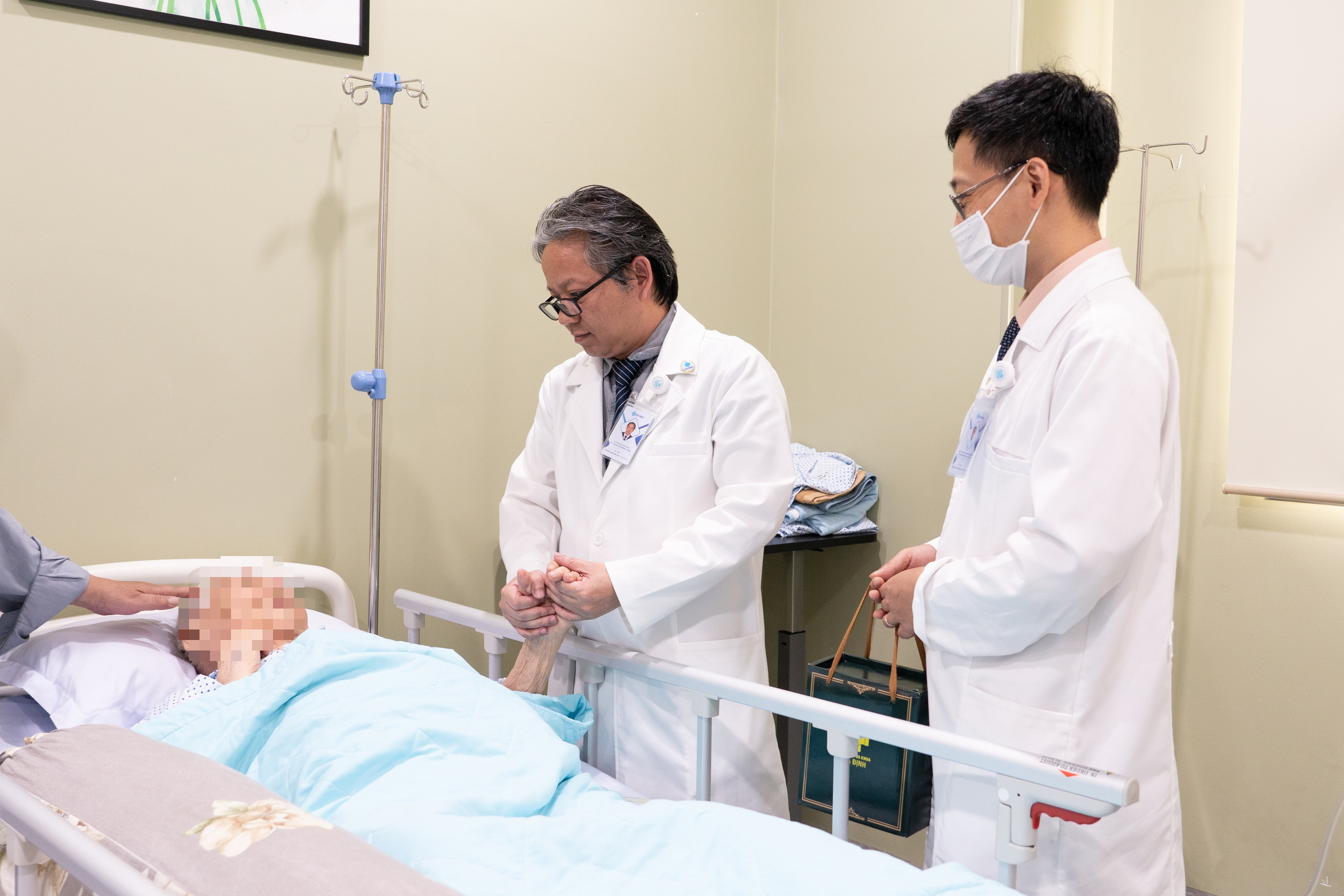 Phẫu thuật thay khớp háng cho cụ bà 96 tuổi - Ảnh 1.