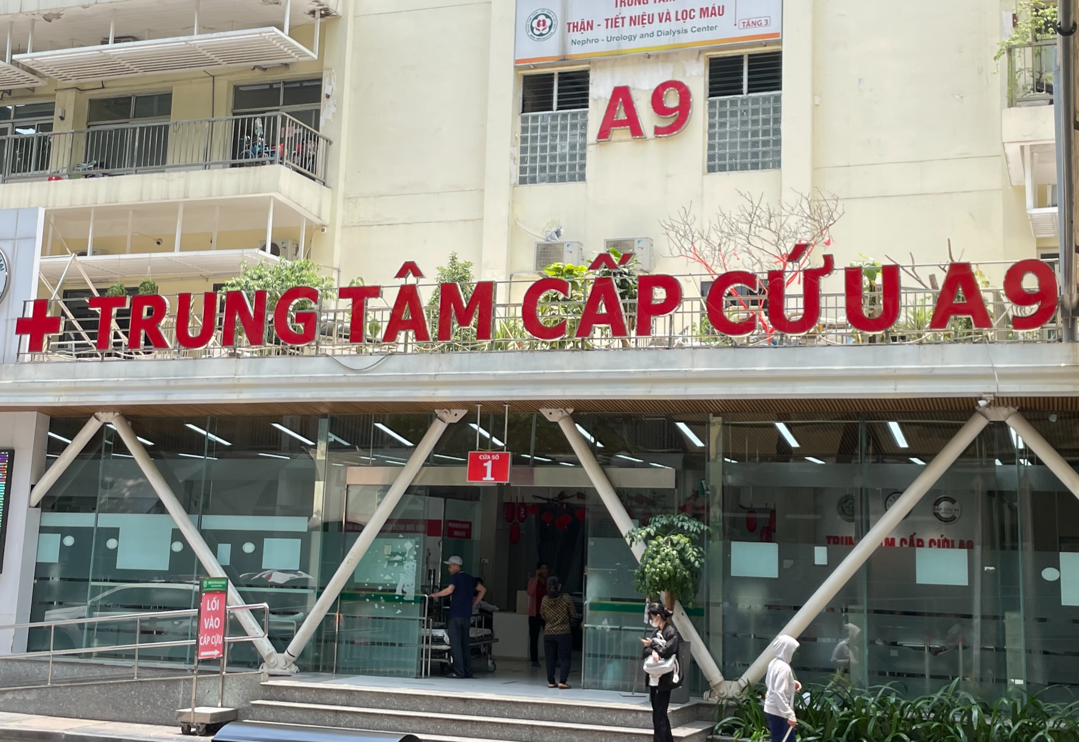 Lãnh đạo bệnh viện lớn nhất miền Bắc nói về "hàng rào" bảo vệ nhân viên y tế- Ảnh 1.