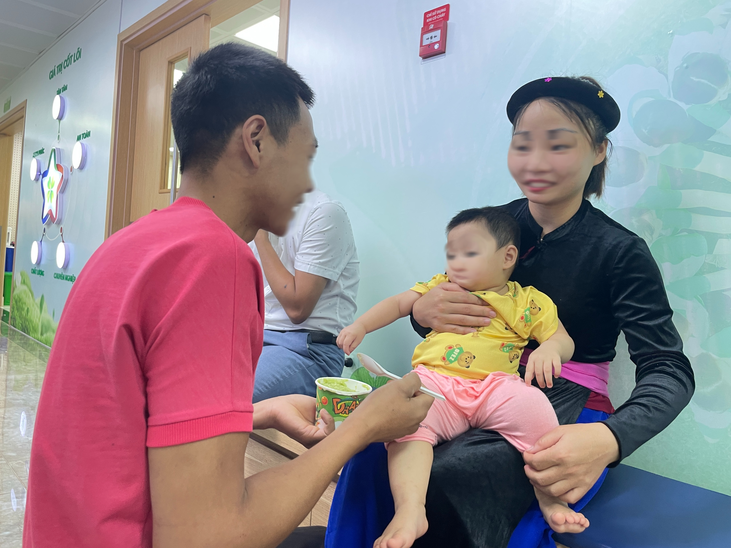 Cặp vợ chồng phụ hồ đón nhận niềm hạnh phúc sau 10 năm chờ đợi - Ảnh 1.