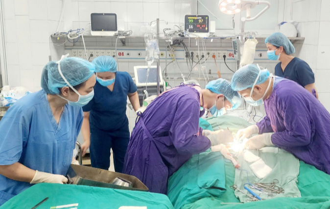 Người đàn ông 40 tuổi gặp nguy hiểm tính mạng sau khi bơi lội - Ảnh 1.