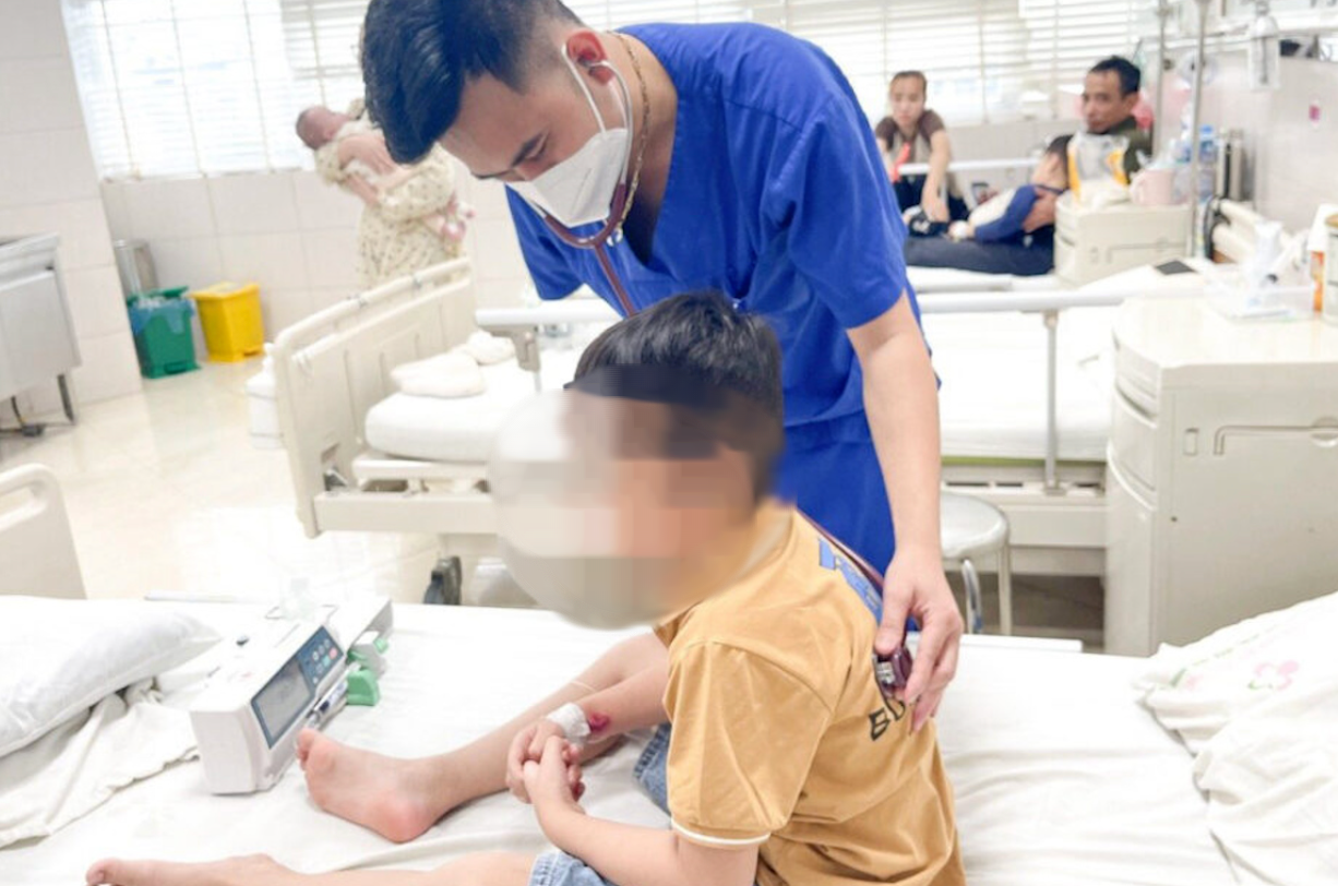 Bé trai 13 tuổi đột quỵ khi đang đi đường- Ảnh 1.